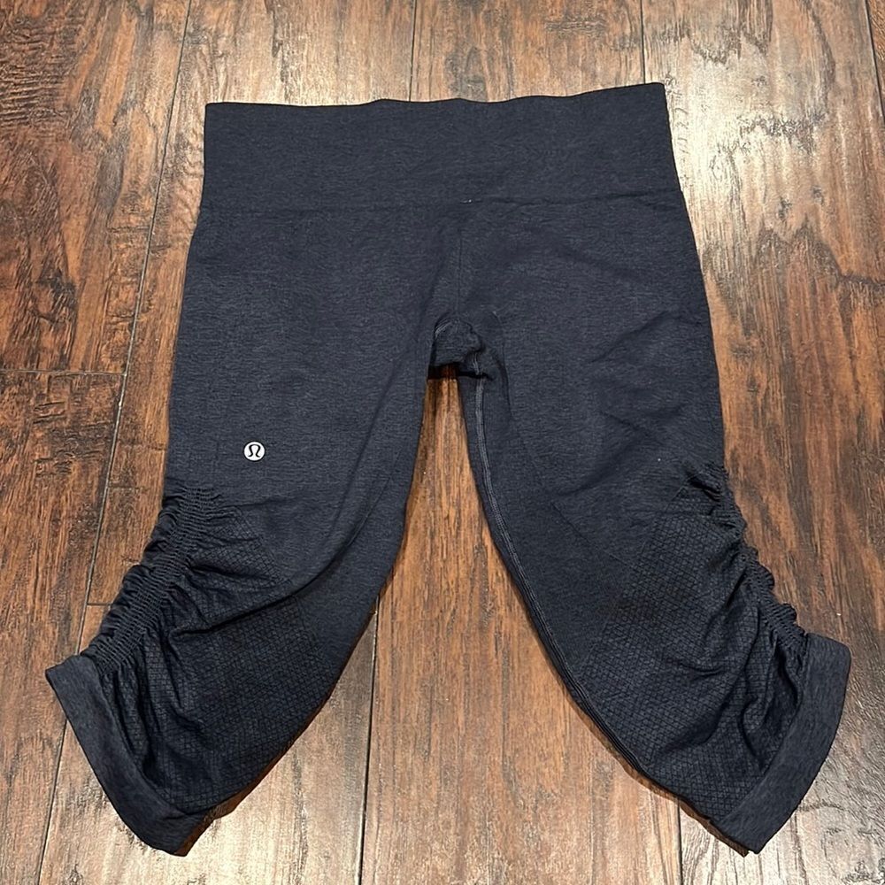 Lululemon Woman’s In The Flow Crop II‎ Size 10 dark grey GUC